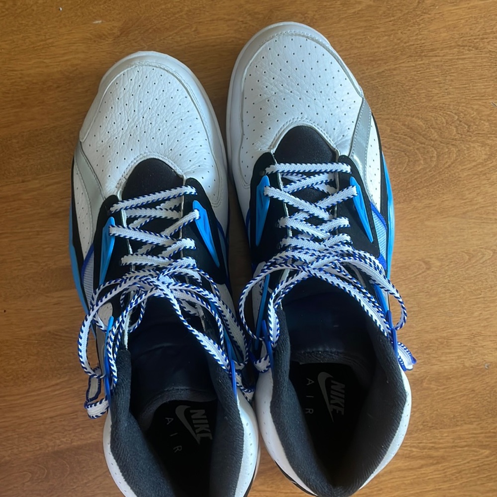 Nike air trainers. North Carolina colors